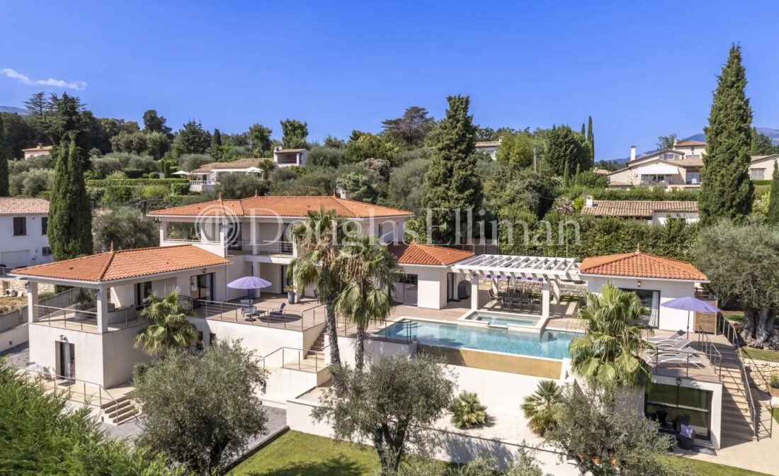 CHATEAUNEUF-DE-GRASSE : A Splendid property with seaviews