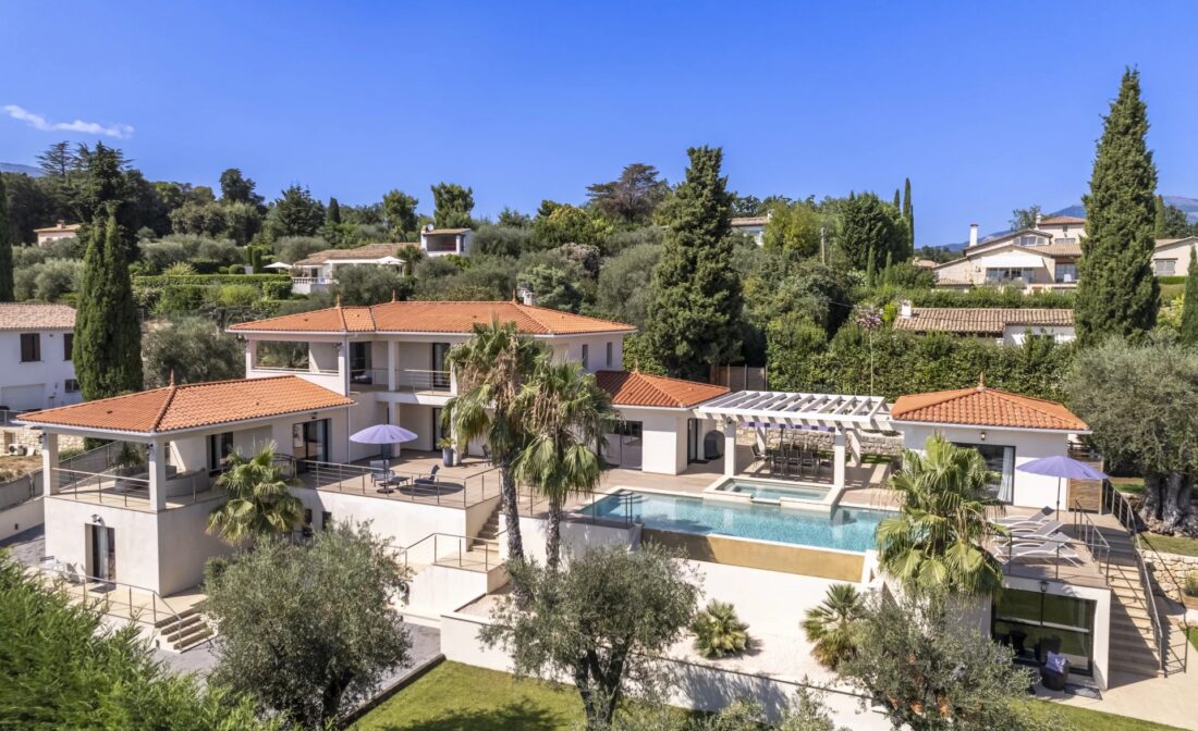 CHATEAUNEUF-DE-GRASSE : A Splendid property with seaviews