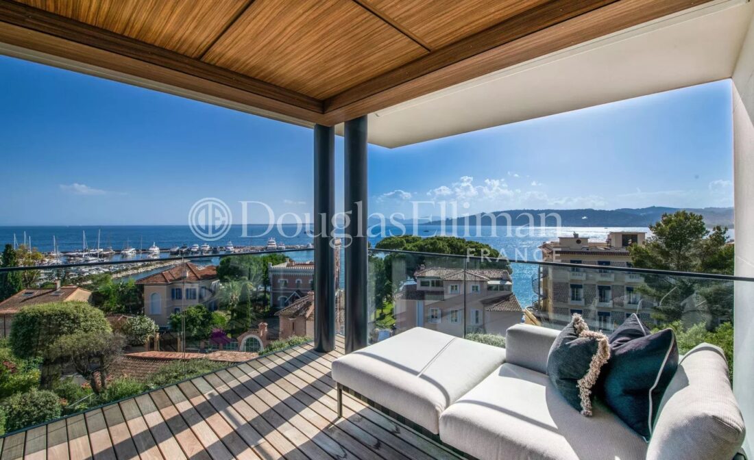 CAP D’ANTIBES – Appartement au dernier étage avec vue mer panoramique