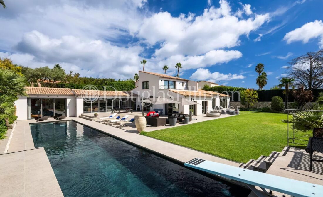 VALBONNE : Villa d’ Exception avec vue mer panoramique – Domaine du Mont d’Azur