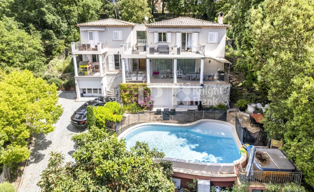 ROQUEFORT-LES-PINS : Découvrez cette villa provençale d’exception de 333 m²
