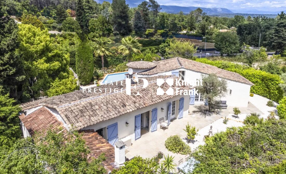 VALBONNE : Une villa de 5 chambres avec piscine à distance de marche du village.