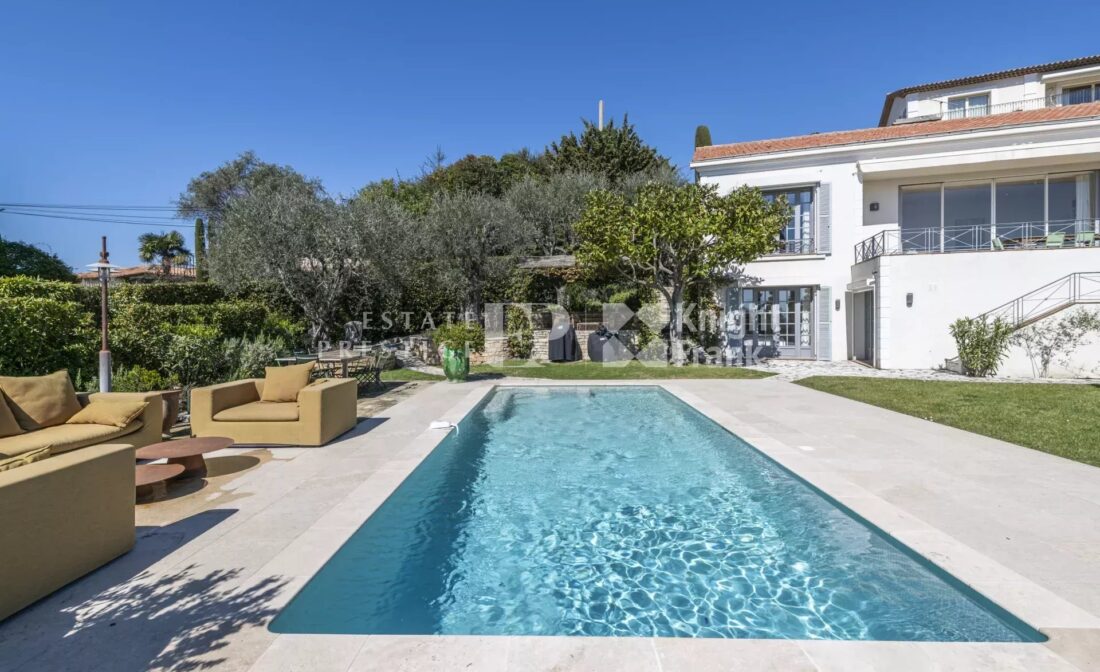 MOUGINS : Elegant villa with pool and seaview