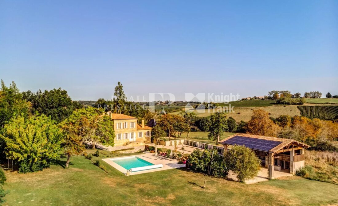 Manor in the middle of the wineyards