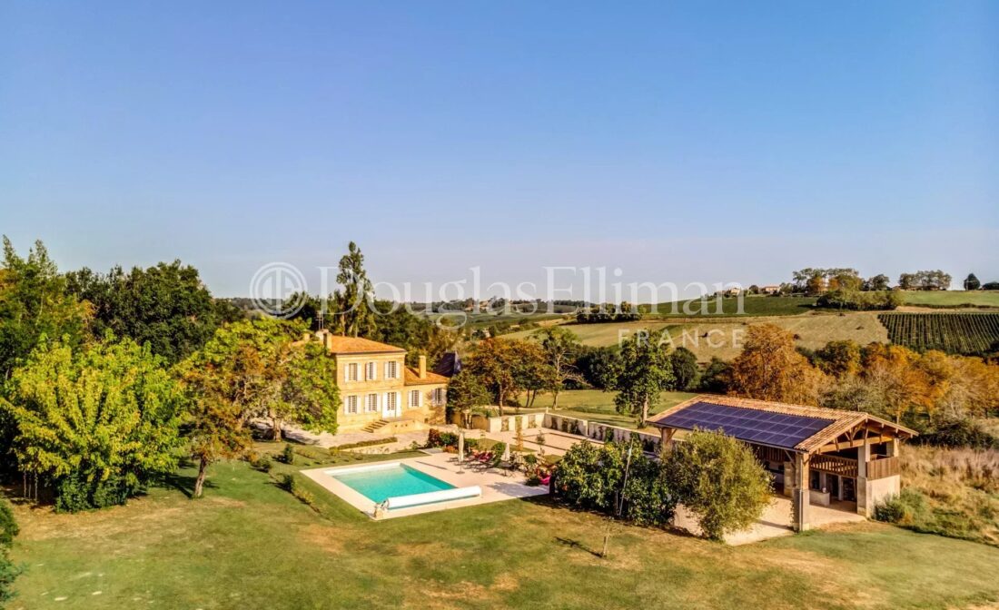 Manor in the middle of the wineyards