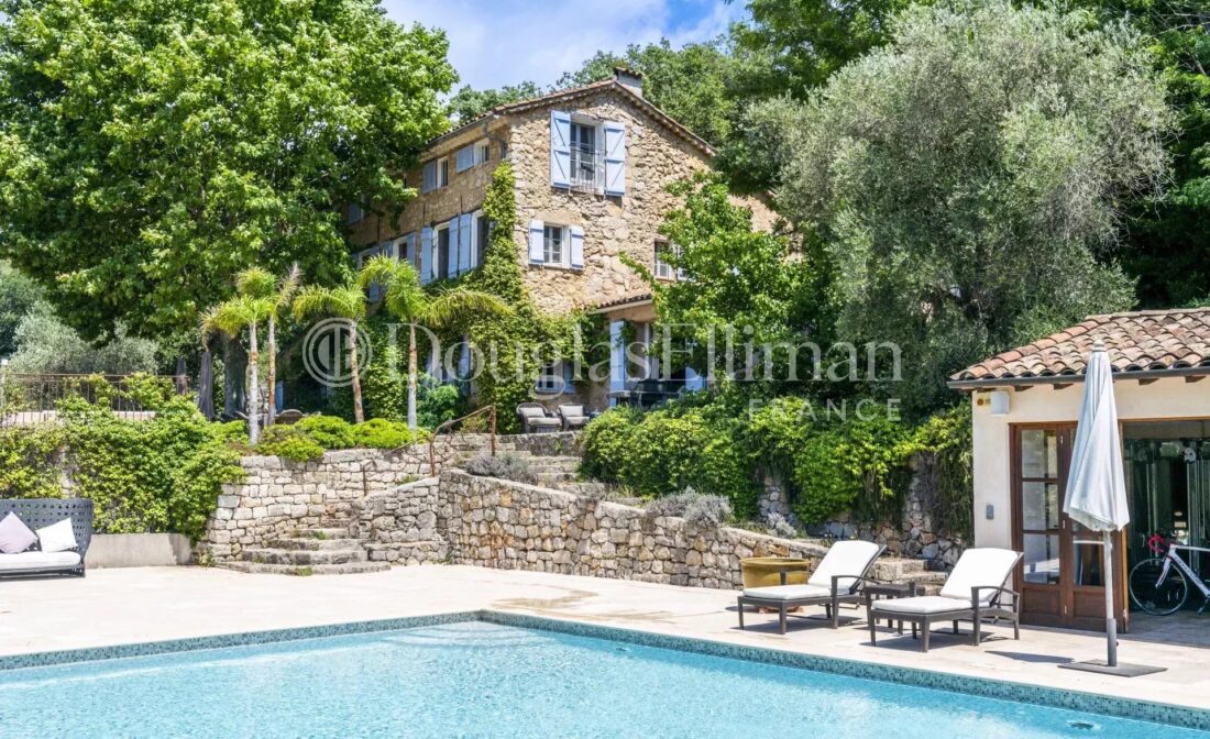 GRASSE : A Charming stone Mas with a guest house and sea view