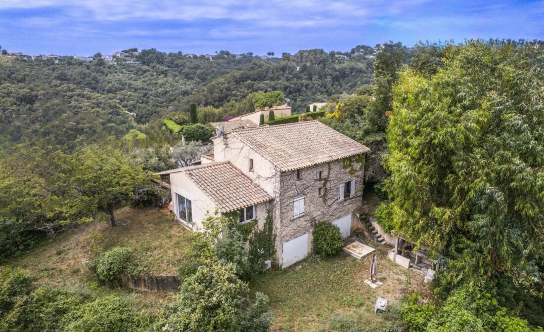 VENCE – Renovation project, provençal villa with a autorisation for the pool.