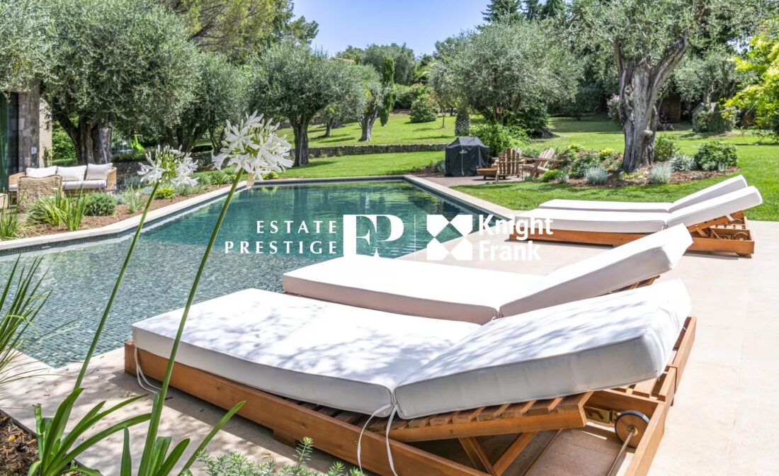 MOUGINS : Villa contemporaine avec charme provencal