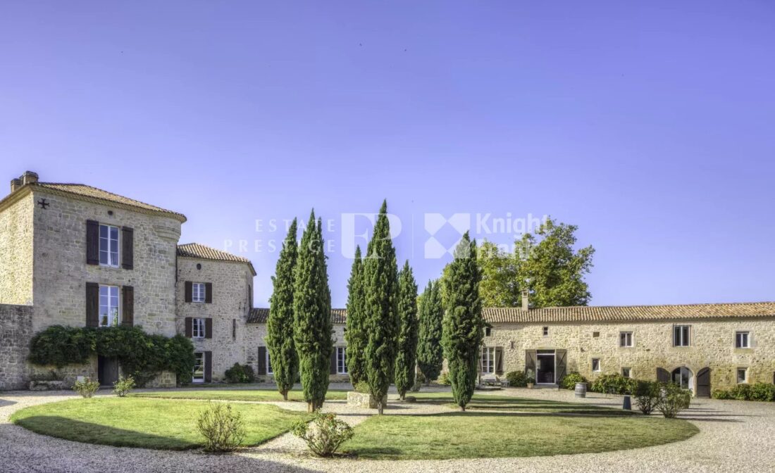 CAMPAGNE BORDELAISE – Magnifique château Baronnial