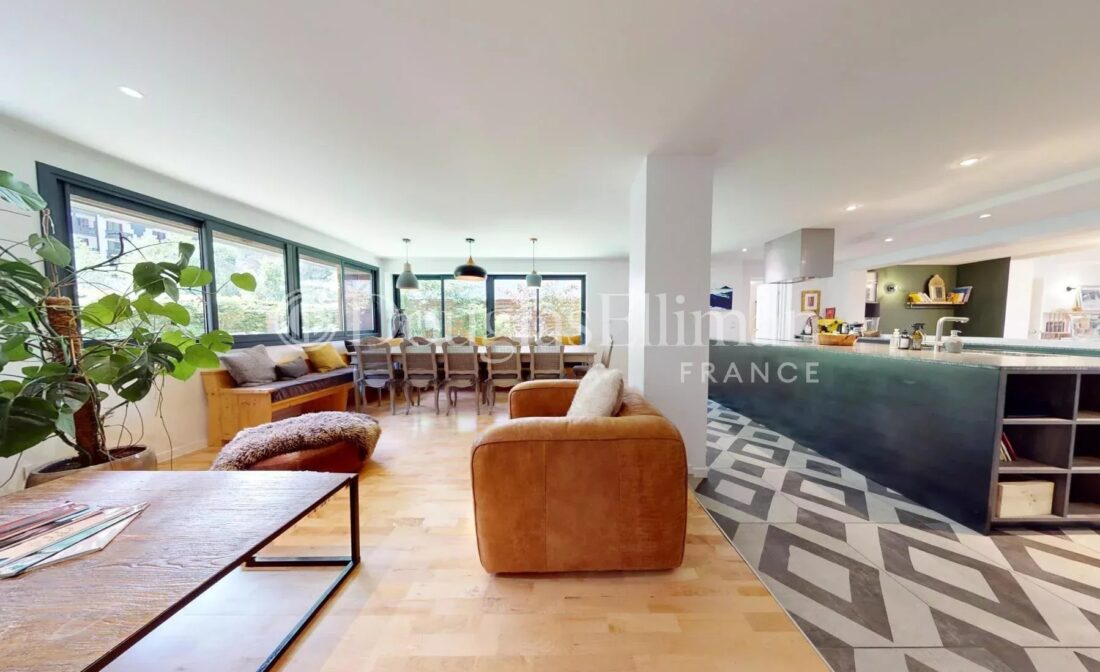 CHAMONIX – Un appartement de 4 chambres récemment rénové dans le centre de Chamonix, juste à côté de l’avenue de l’Aiguille du Midi.