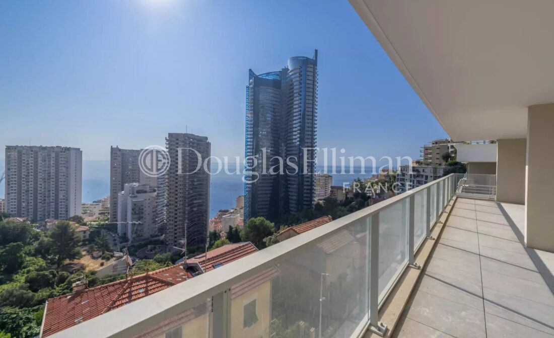 BEAUSOLEIL: New built residence. Spacious apartment with panoramic sea views.