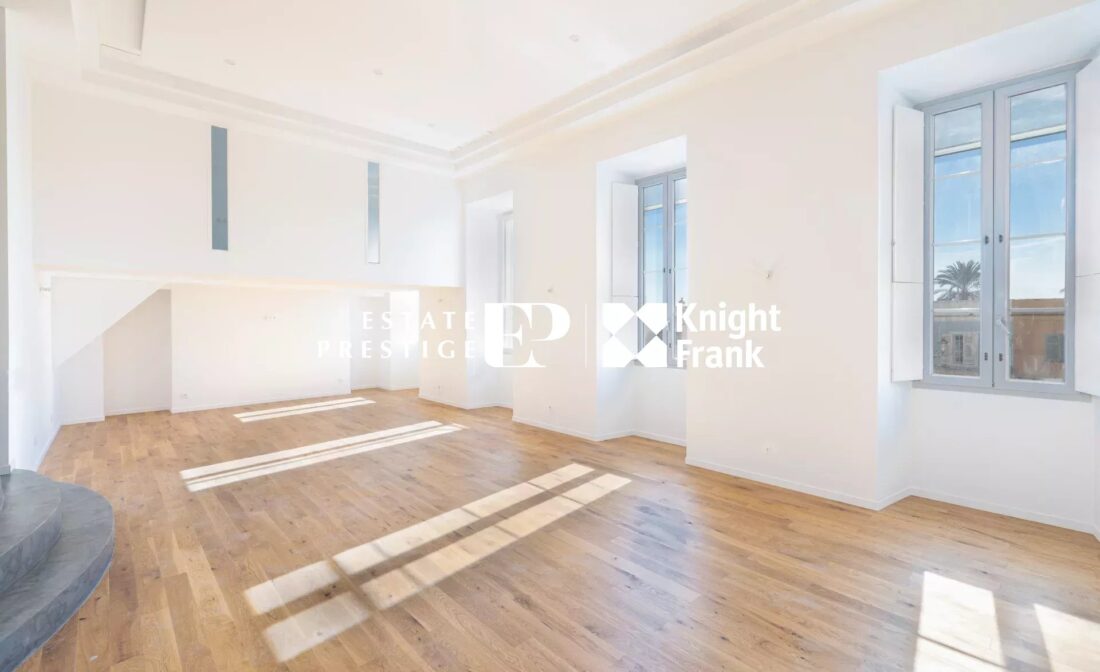 NICE – Cours Saleya: Stunning 5-room apartment with terrace.