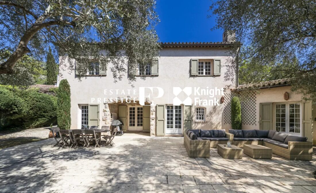 MOUGINS – Sjarmerende villa i det prestisjefylte Hameau de Guillet
