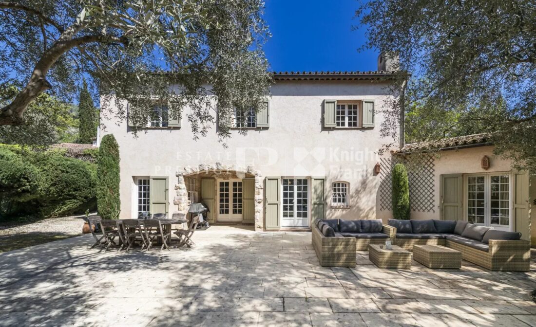 MOUGINS – Sjarmerende villa i det prestisjefylte Hameau de Guillet
