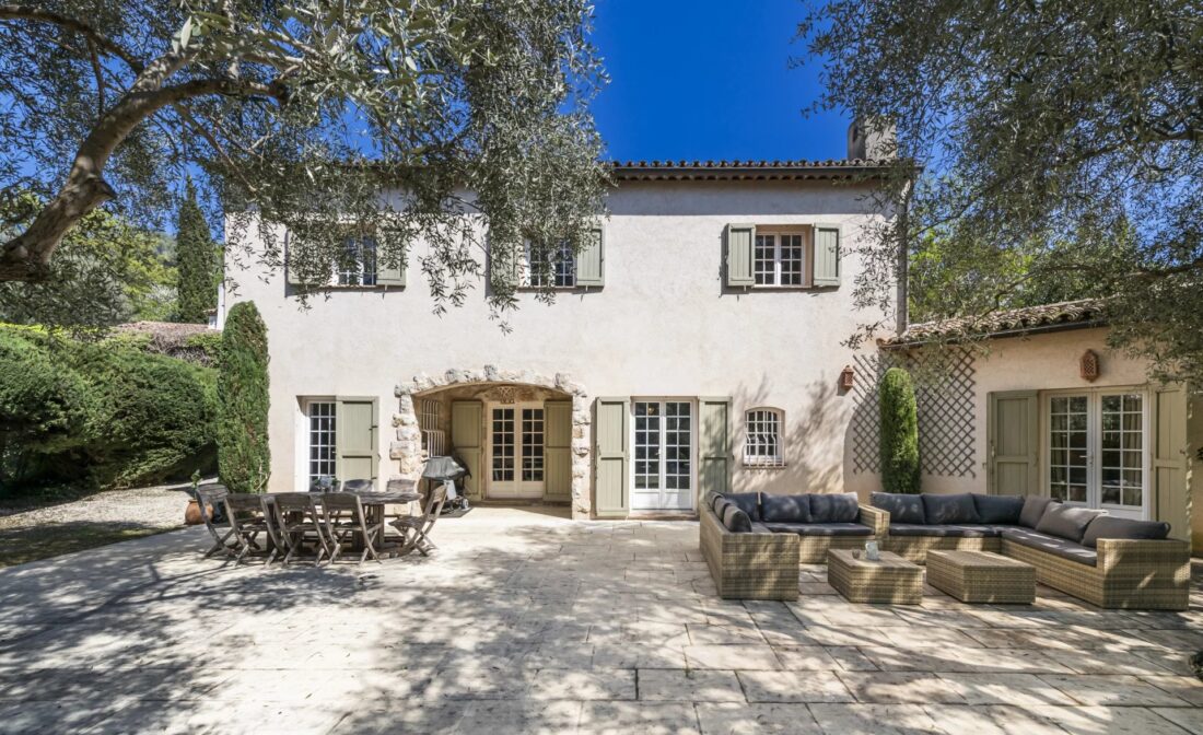 MOUGINS – Sjarmerende villa i det prestisjefylte Hameau de Guillet