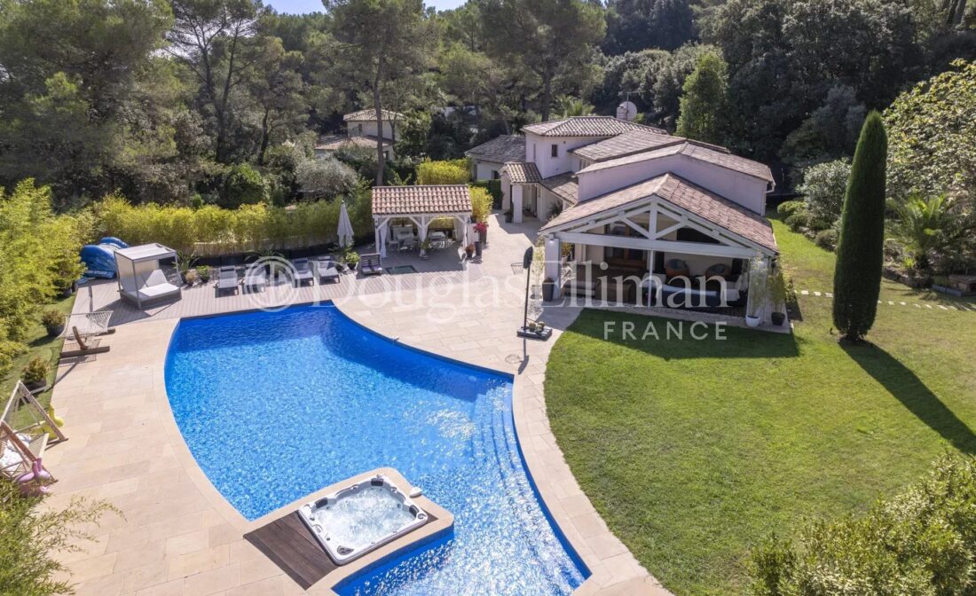 MOUGINS – Luxurious villa in Parcs de Mougins