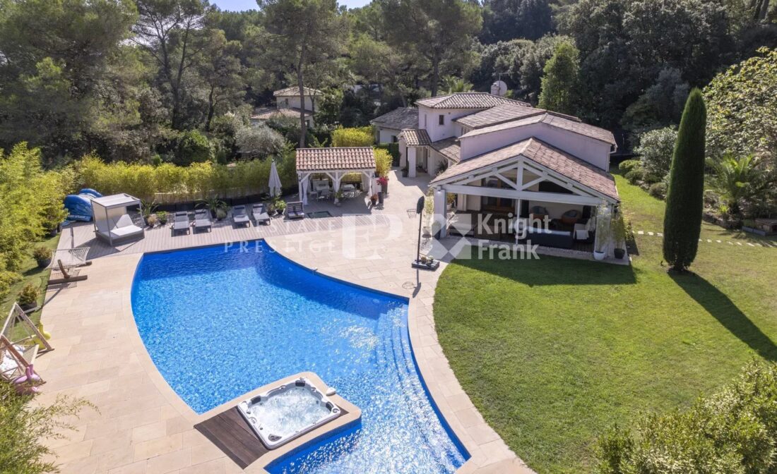 MOUGINS – Villa dans un prestigieux domaine