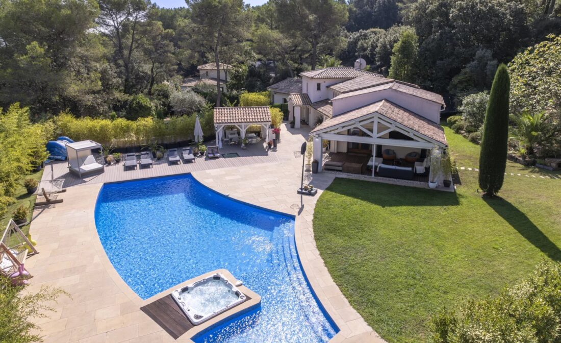 MOUGINS – Villa dans un prestigieux domaine