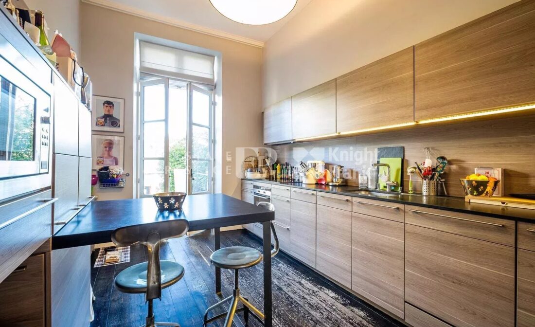 BORDEAUX – Townhouse with garden, pool, and parking