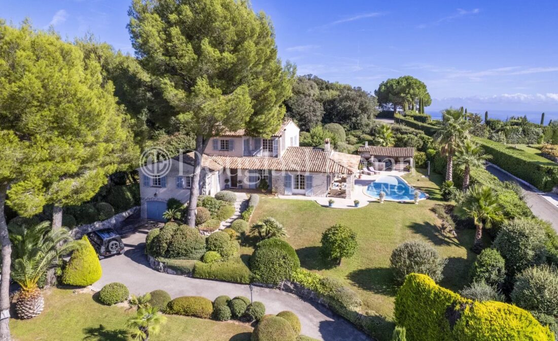 SAINT PAUL DE VENCE : A beautiful Provencal Villa in private domain