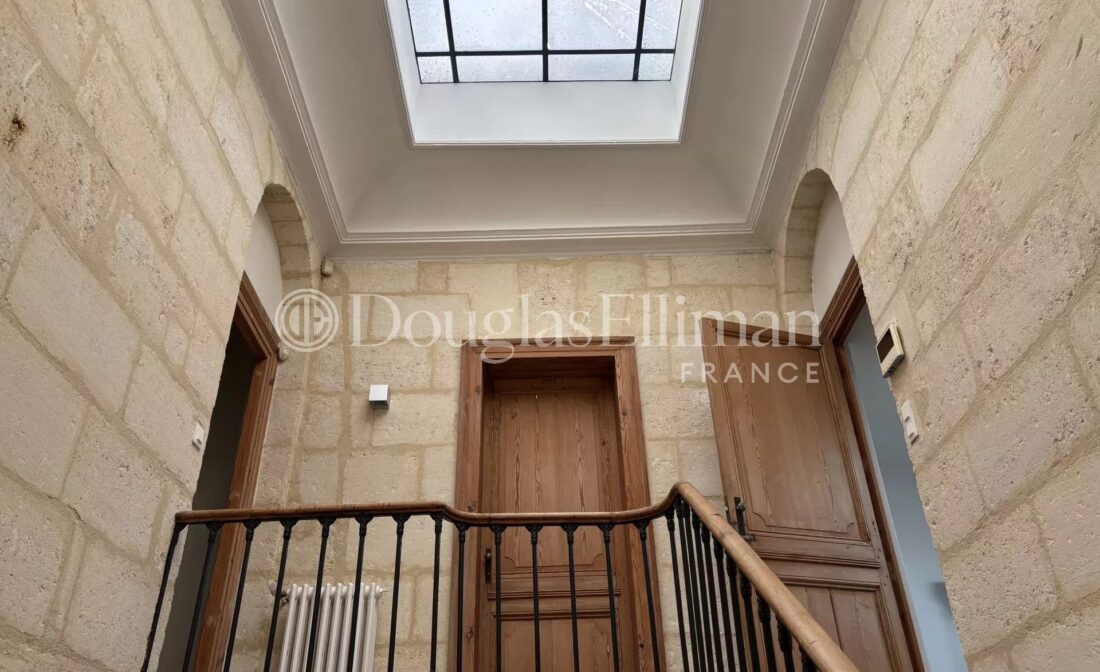 BORDEAUX – Hôtel particulier avec jardin, piscine et parking