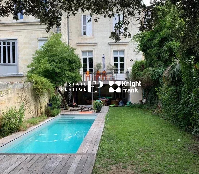 BORDEAUX – Privat herskapshus med hage, svømmebasseng og parkeringsplass