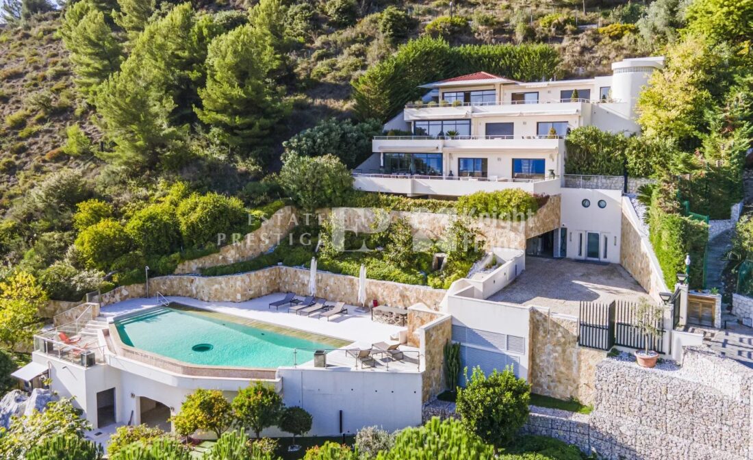 EZE – Vaste propriété de luxe dans domaine privé aux portes de Monaco