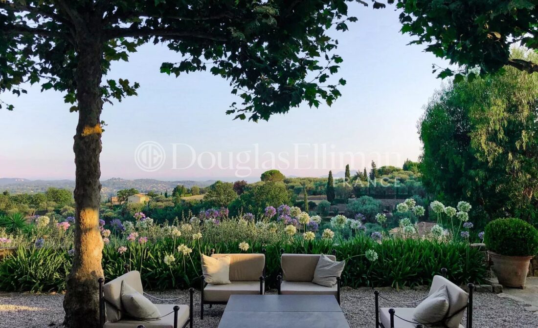 Chateauneuf-de-Grasse : A beautiful property with breathtaking sea views and an old olive grove