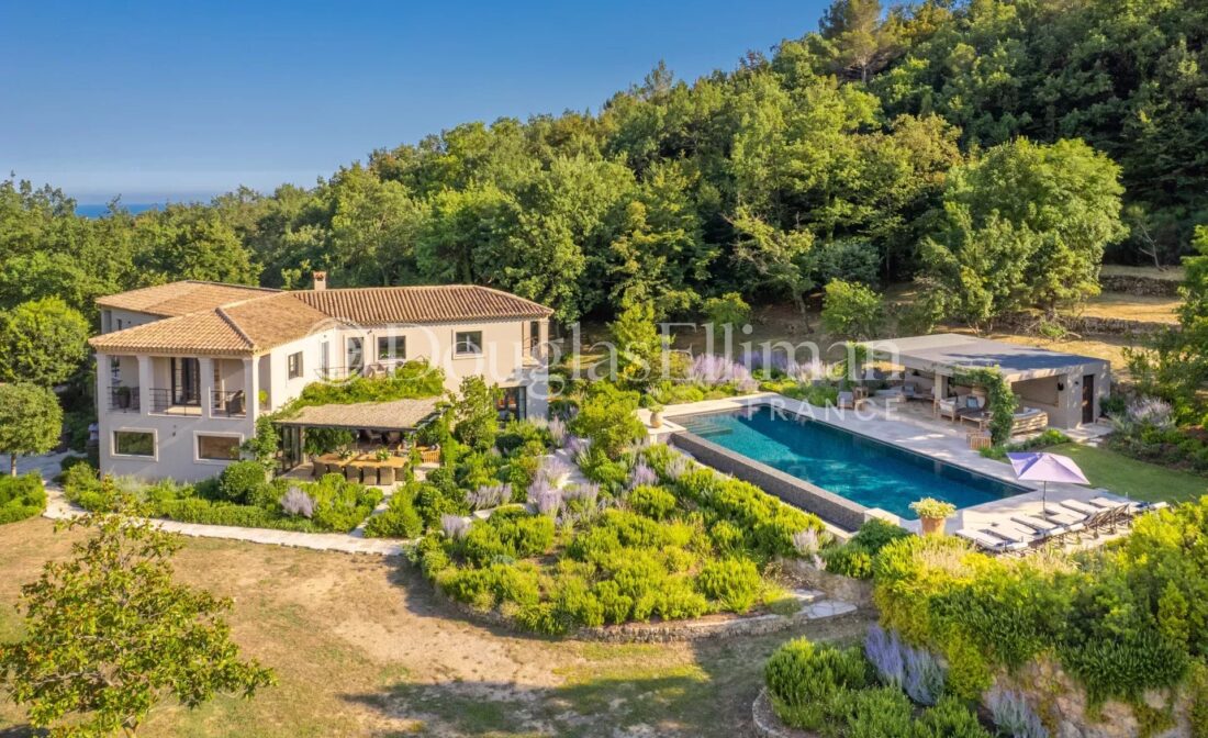 CHATEAUNEUF-DE-GRASSE : An Exceptional Villa with Panoramic Views