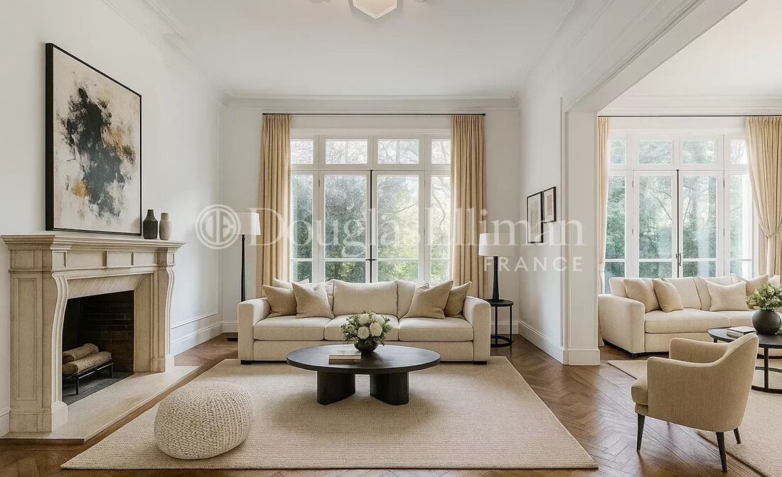 BORDEAUX – Beautiful potential stone house with garden and garage