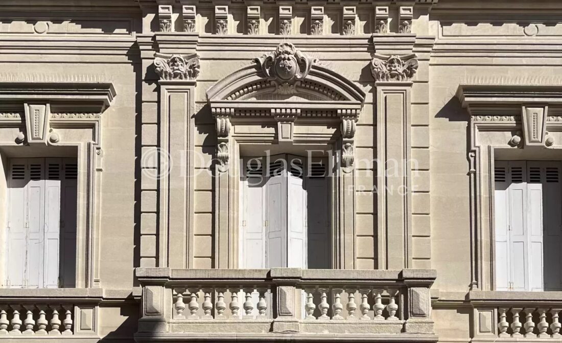 BORDEAUX – Beautiful potential stone house with garden and garage