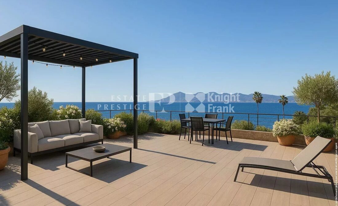 CANNES VIEUX PORT – Magnificent penthouse with panoramic sea view
