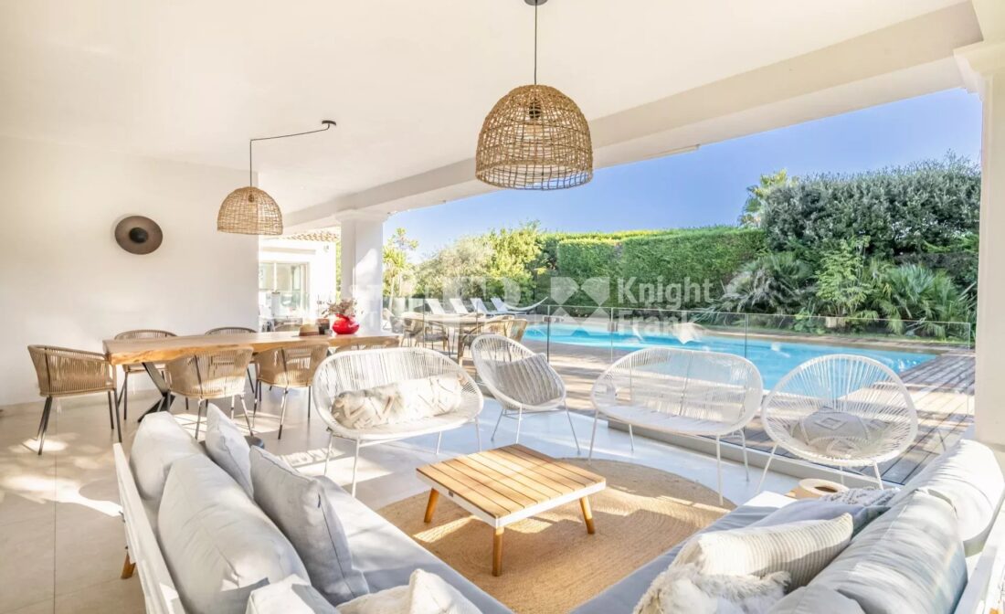 VALBONNE – Fully renovated villa with independent studio