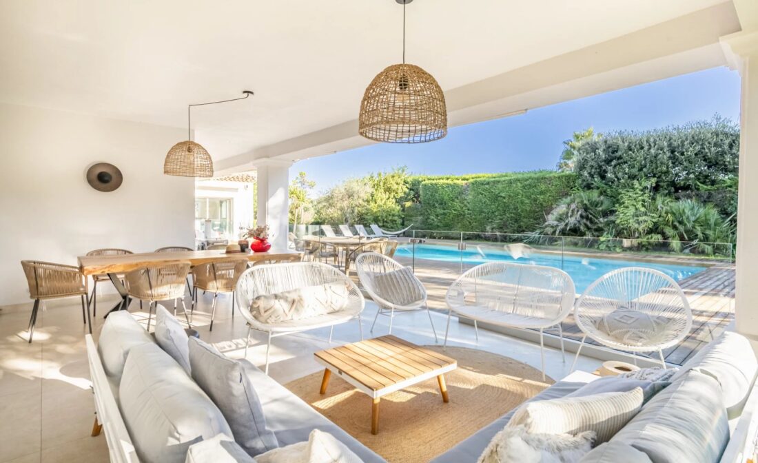 VALBONNE – Villa de prestige entièrement rénovée avec piscine et studio indépendant
