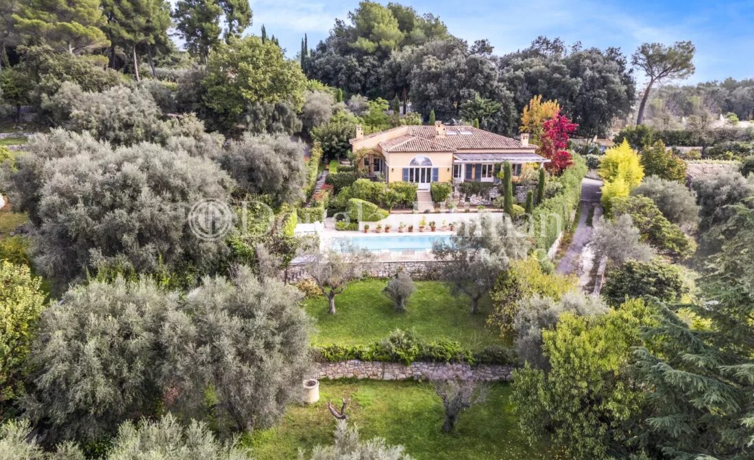 SAINT PAUL DE VENCE – Très belle villa avec vue mer panoramique