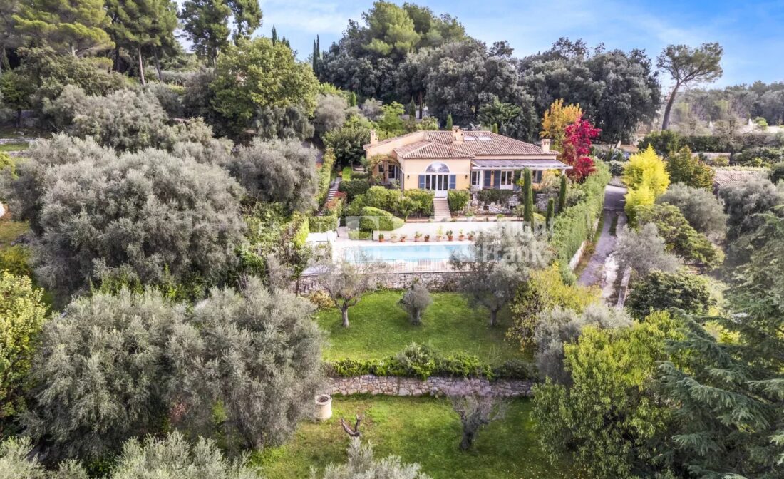 SAINT PAUL DE VENCE – A Beautiful villa with panoramic views
