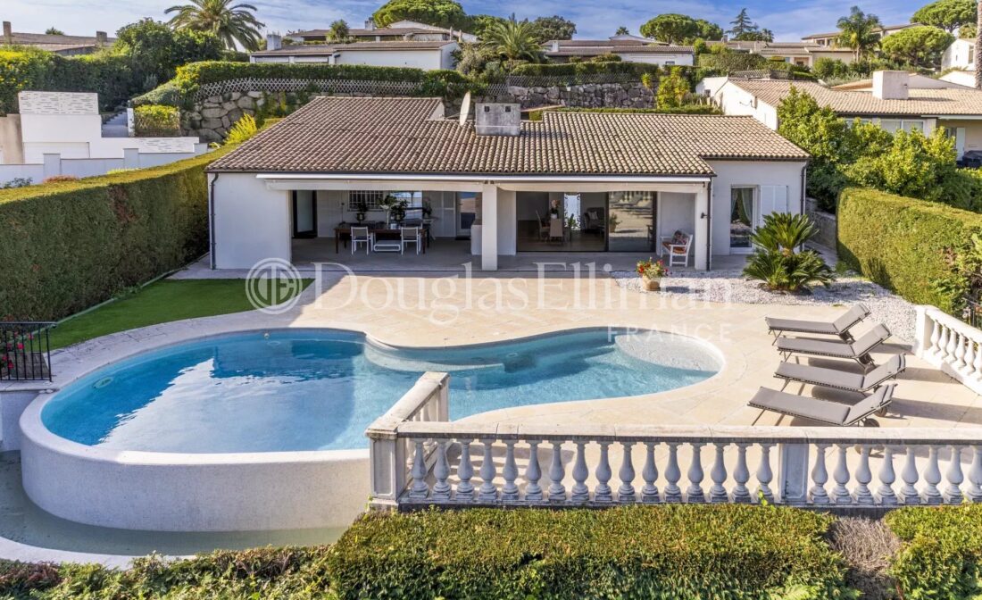 VILLENEUVE LOUBET – Stunning single-story villa in Hauts de Vaugrenier