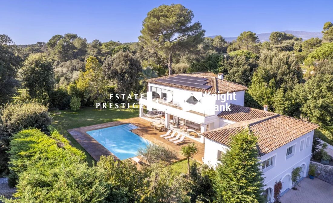 VALBONNE – Villa de prestige entièrement rénovée avec piscine et studio indépendant