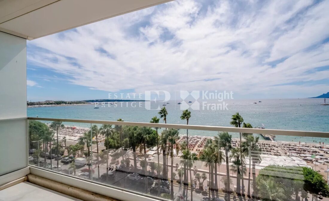 CANNES CROISETTE – Renovated 4-room apartment with panoramic sea view