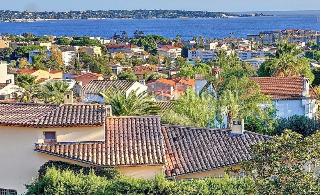 GOLFE JUAN – Charming house with panoramic sea view