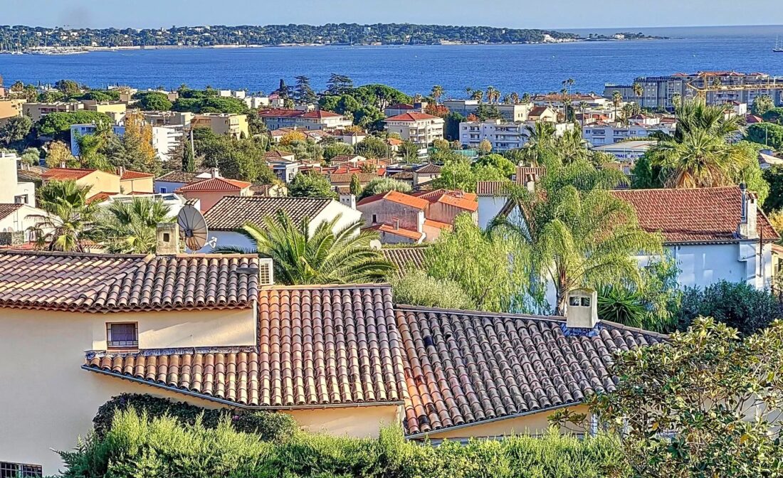 GOLFE JUAN – Charming house with panoramic sea view