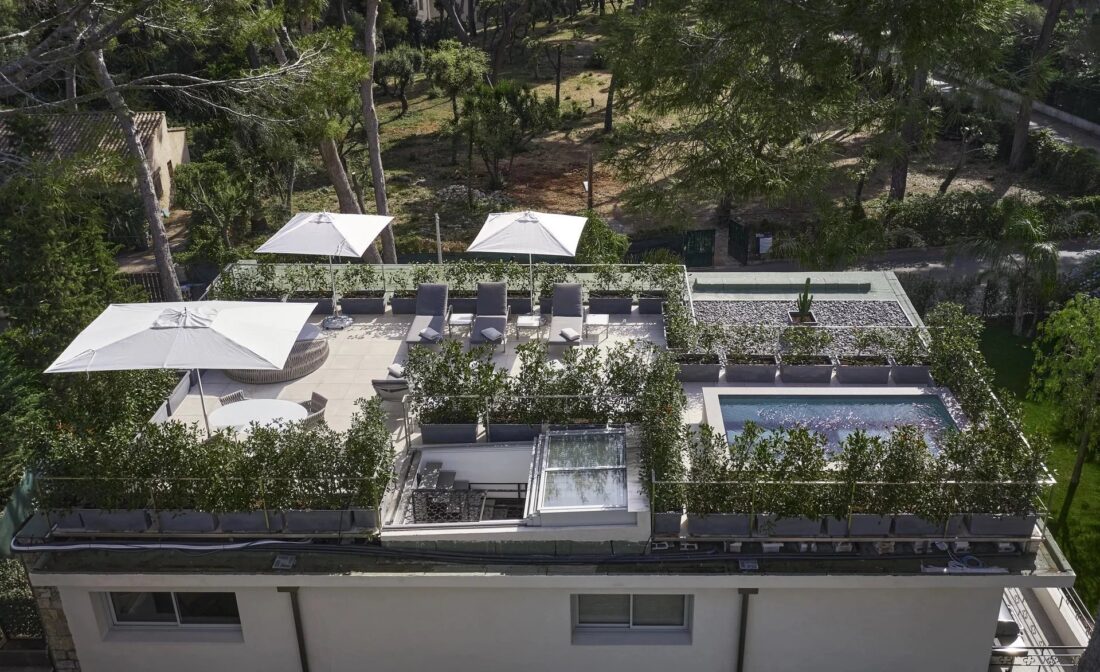 CAP D’ANTIBES – Fantastic renovated villa with solarium and pool
