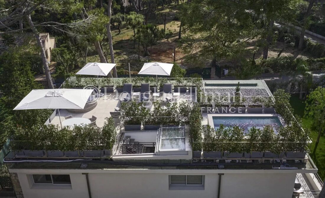 CAP D’ANTIBES – Fantastic renovated villa with solarium and pool