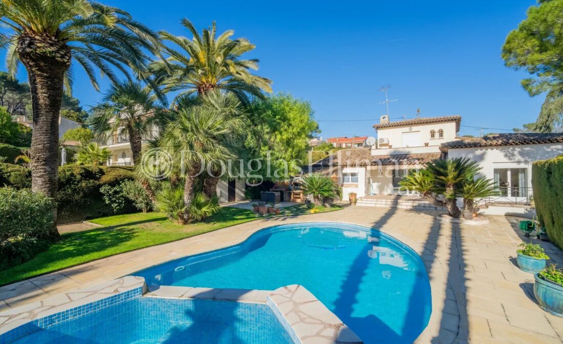 MOUGINS – In the heart of Tournamy