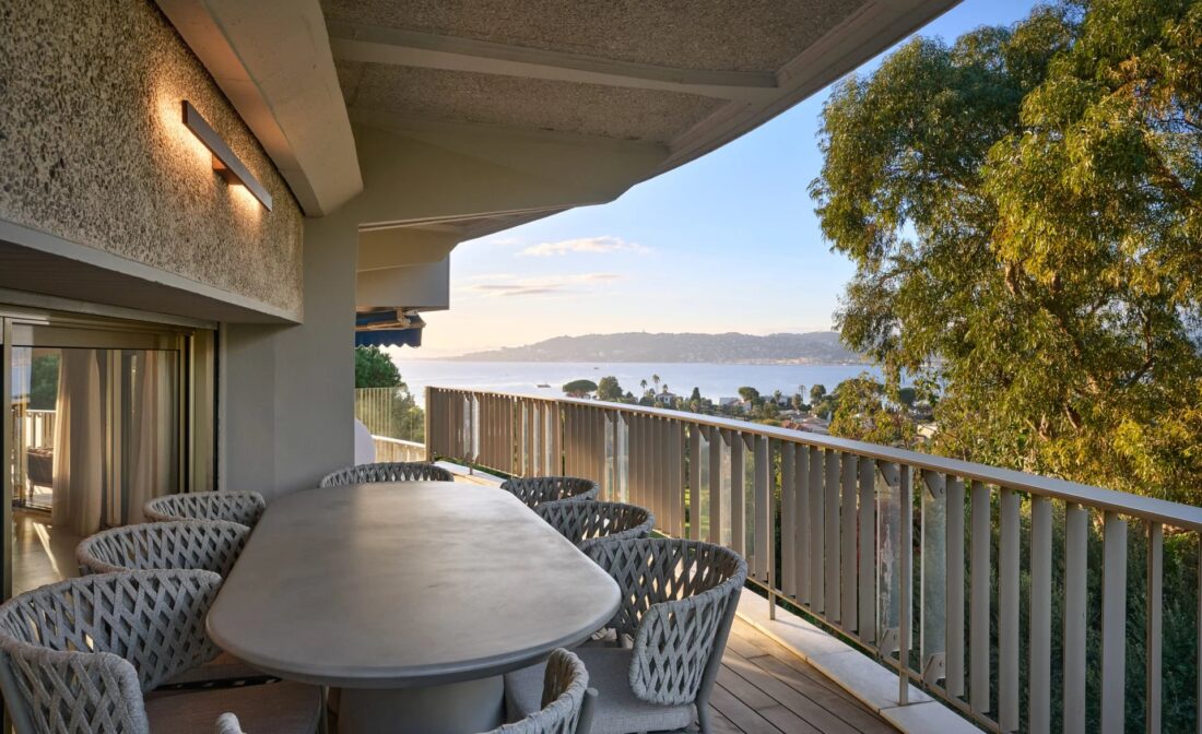 CAP D’ANTIBES – Luxury 5 Bedrooms apartment with sea view, walking distance from the beach.