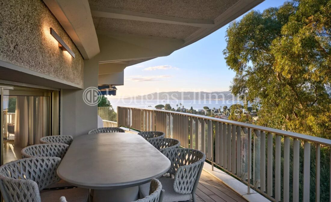 CAP D’ANTIBES – Appartement style villa, rénové, 5 chambres, vue mer, à pieds de plages.