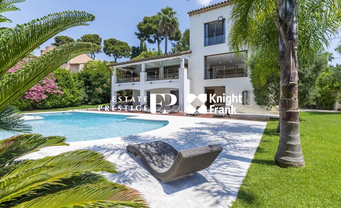 ANTIBES – VILLA RENOVEE – A PIEDS DE LA PLAGE