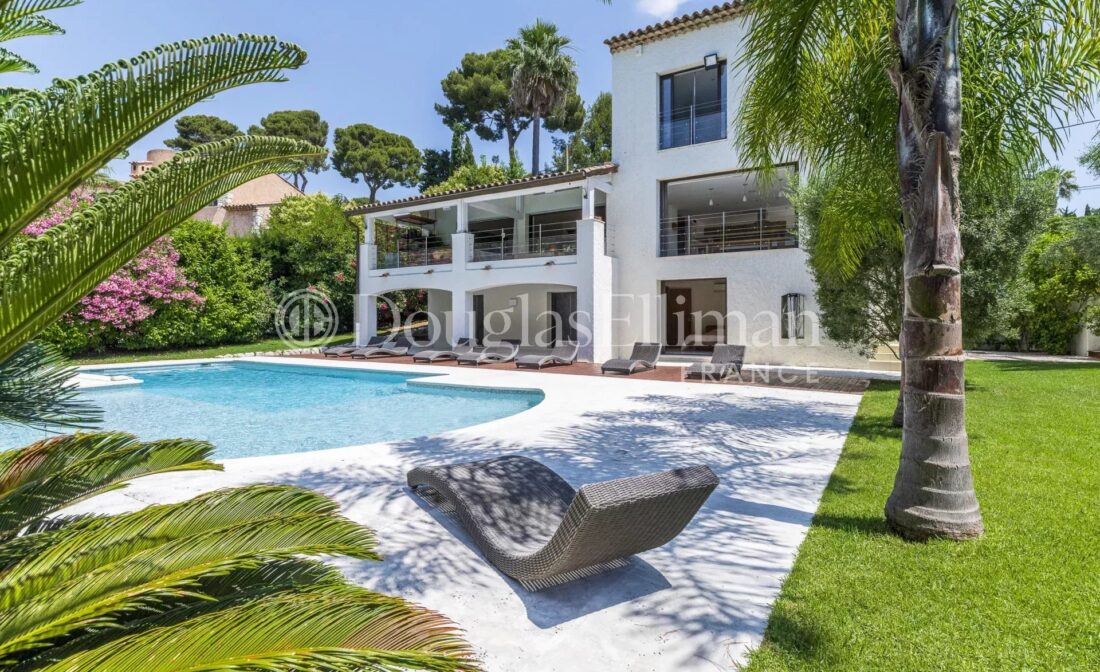 ANTIBES – RENOVATED VILLA – WALKING DISTANCE FROM THE BEACH