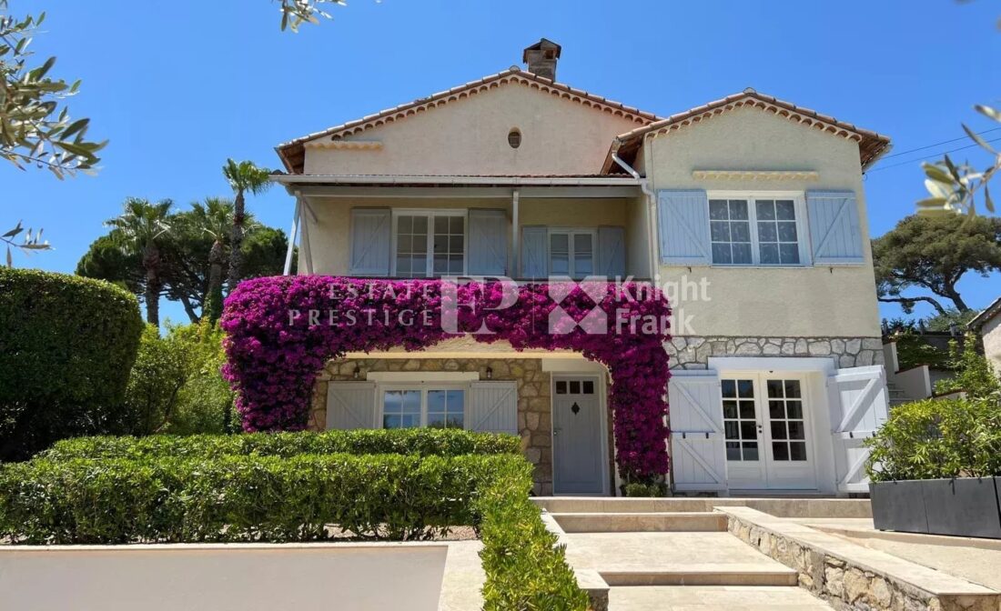 ANTIBES – Sjarmerende villa med svømmebasseng