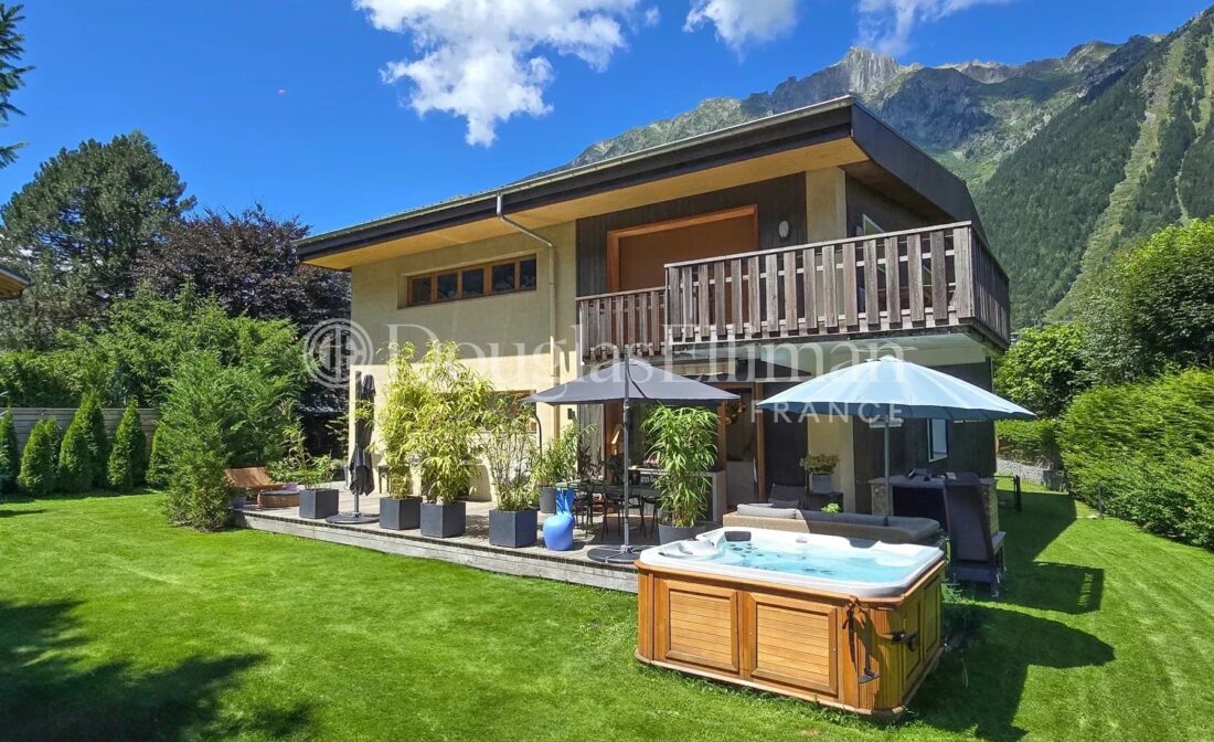 CHAMONIX – Un appartement de 4 chambres magnifiquement rénové dans le centre de Chamonix